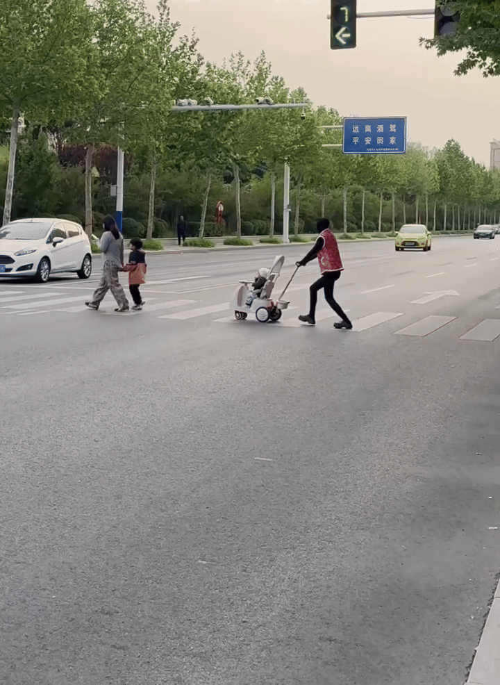 Hình ảnh robot đẩy xe em bé