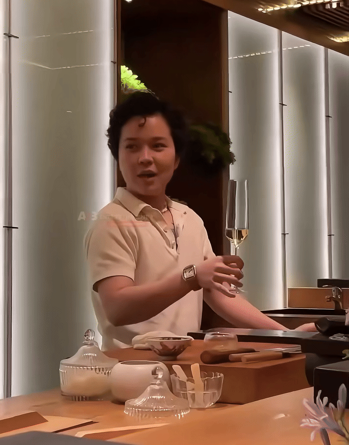 Tiên Tiên tổ chức bữa ăn cho đội
