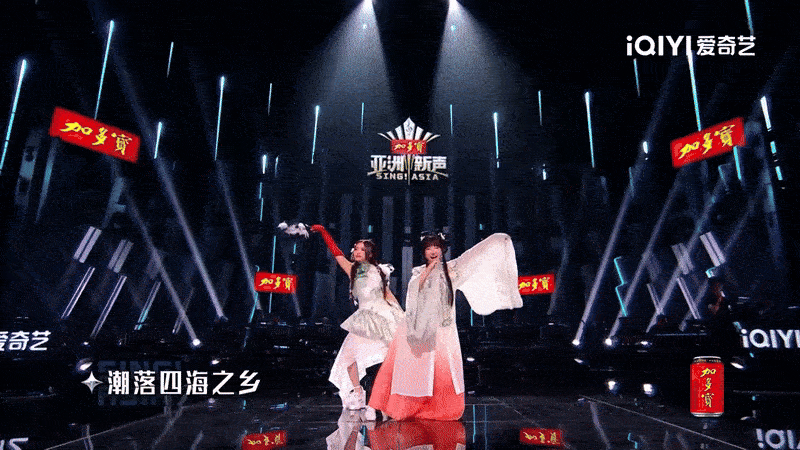 Phương Mỹ Chi và Khả Lâu trên sân khấu Bán kết Sing! Asia