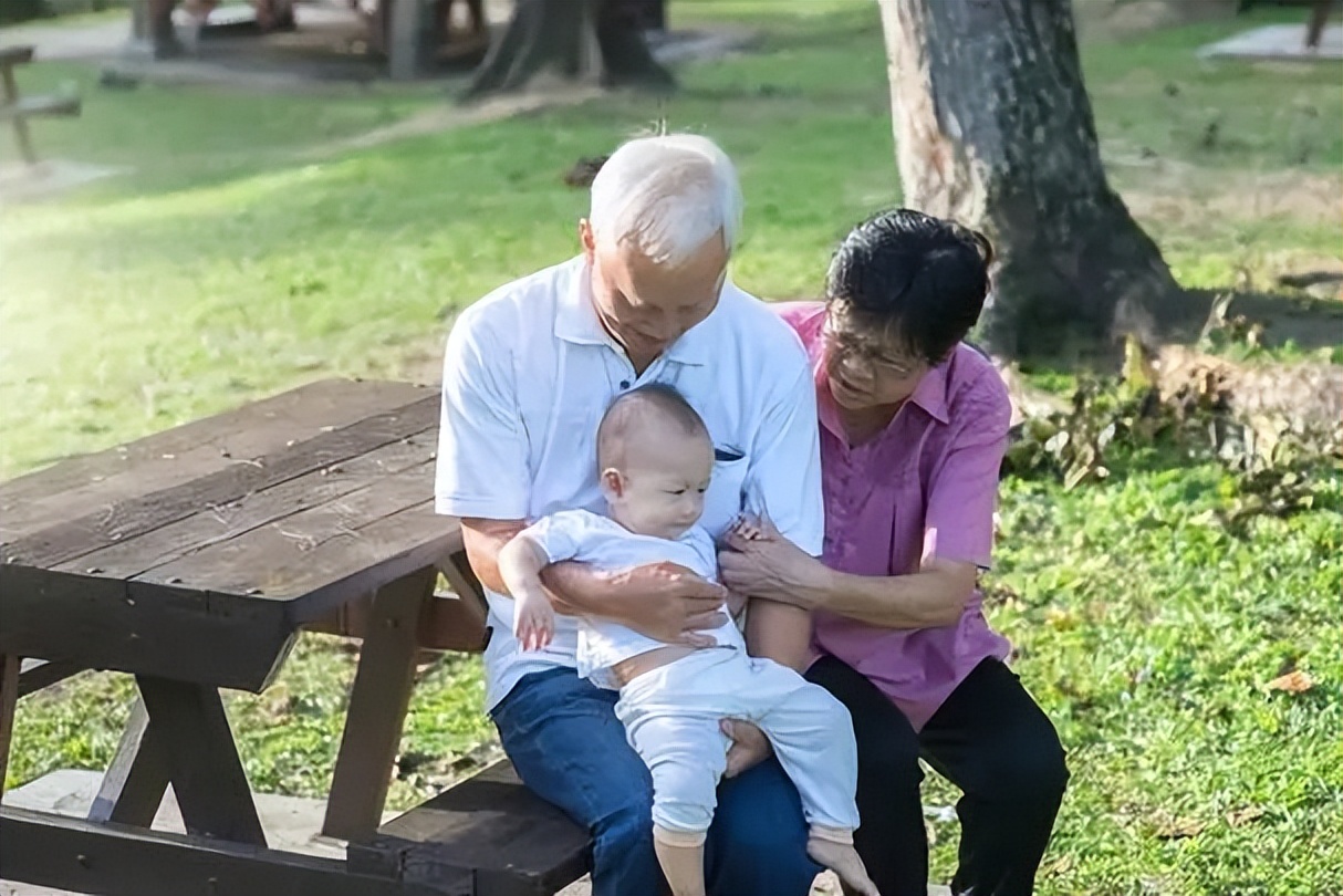 Hai Giai Đoạn Quan Trọng Trong Cuộc Đời Trẻ: Tại Sao Ông Bà Nên Tránh Chăm Sóc Trong Thời Gian Này? - Ảnh 1.