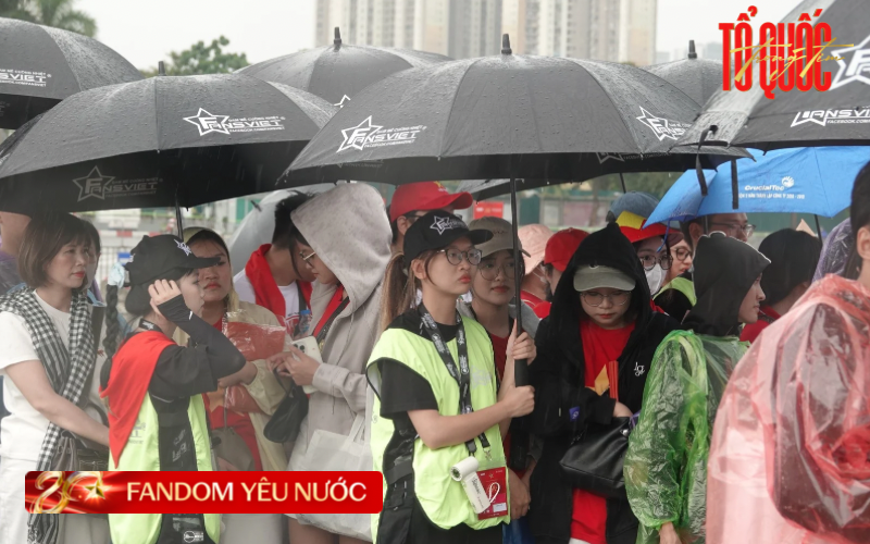 Concert Quốc Gia trước giờ G: Trời mưa tầm tã không ngăn được fandom yêu nước lên đồ chơi tới bến- Ảnh 3.