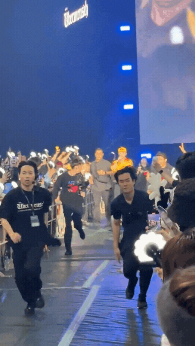 Đội vệ sĩ gặp khó khăn khi phải theo sát G-Dragon trong concert, xem video mà thót tim- Ảnh 2.