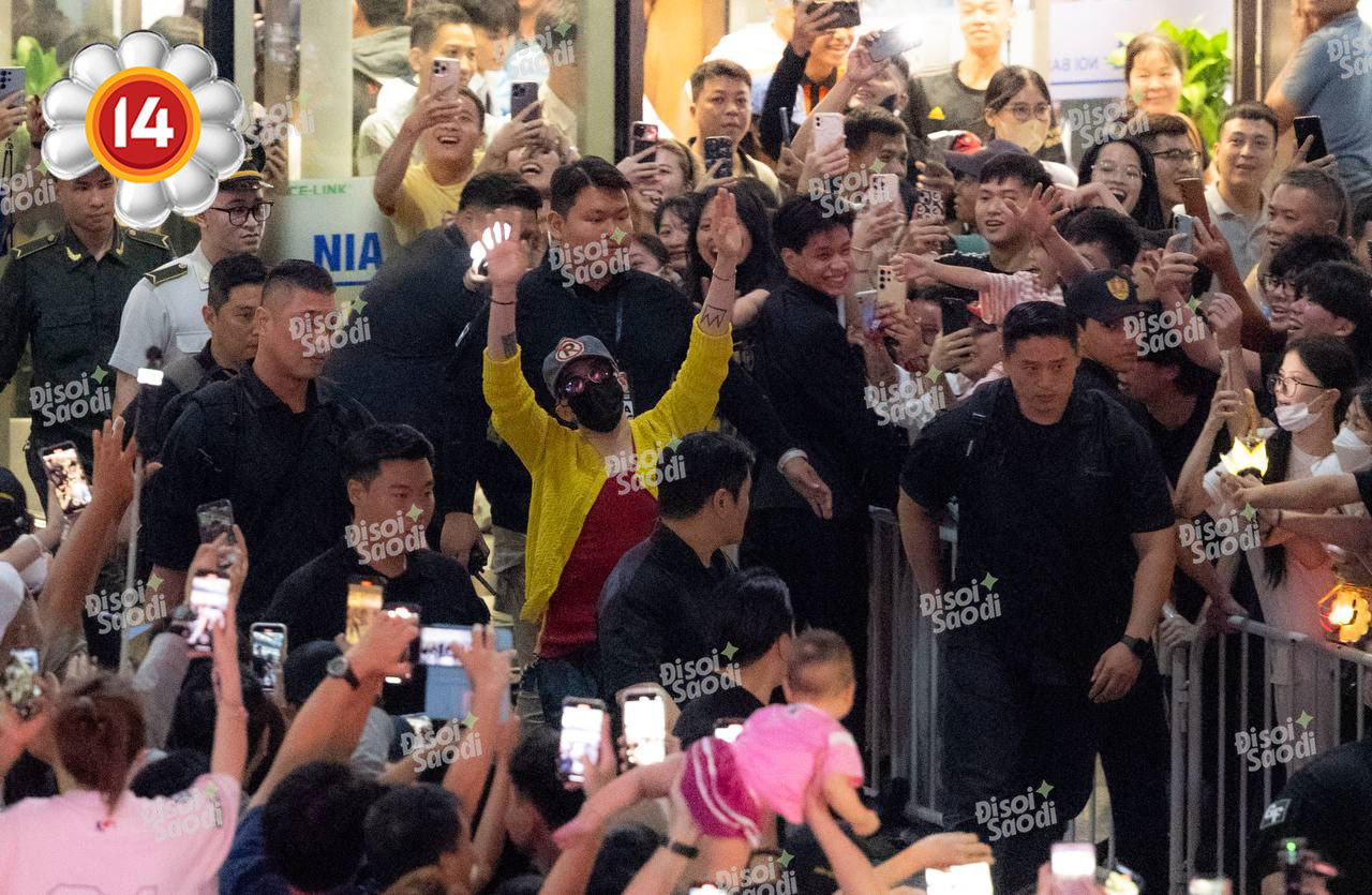 G-Dragon tại sân bay Nội Bài