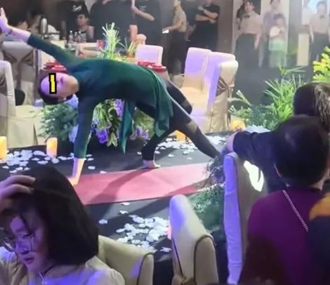 Mẹ chú rể gây bất ngờ trong đám cưới với màn biểu diễn yoga khiến gia đình cô dâu ngượng ngùng - Ảnh 1.
