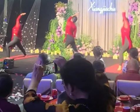 Mẹ chú rể gây bất ngờ trong đám cưới với màn biểu diễn yoga khiến gia đình cô dâu ngượng ngùng - Ảnh 2.