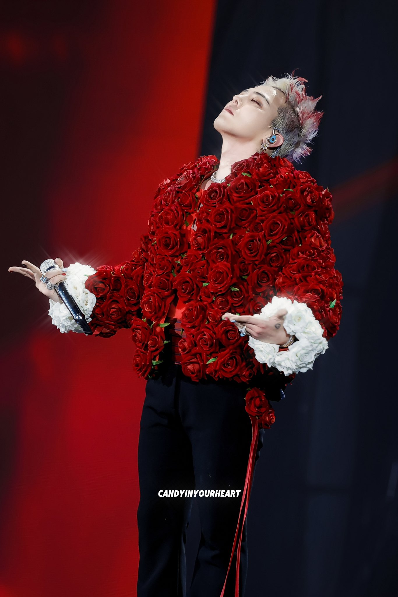 Đội vệ sĩ gặp khó khăn khi phải theo sát G-Dragon trong concert, xem video mà thót tim- Ảnh 4.