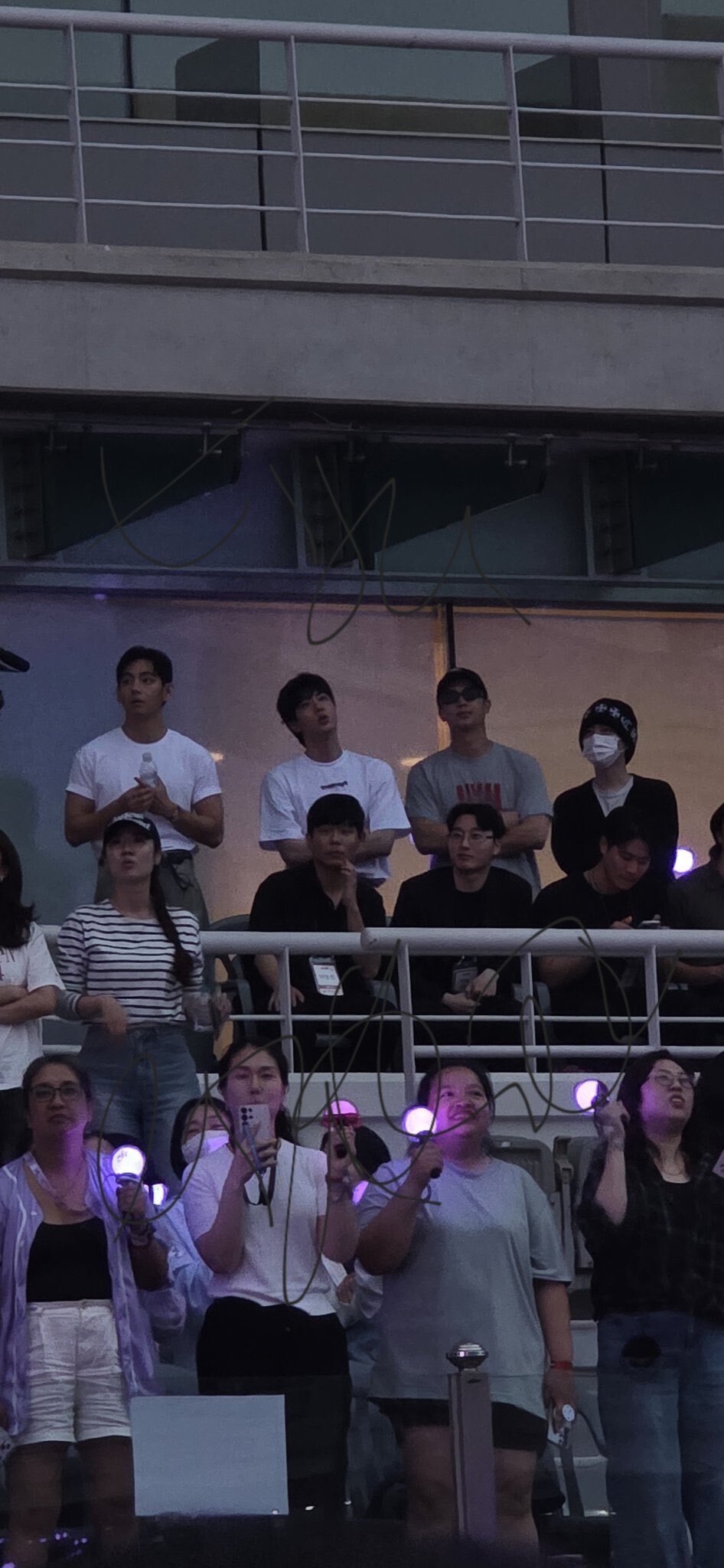 BTS vừa xuất ngũ đã gây bão: “Quét sạch” concert j-hope, em út Jung Kook giật trọn spotlight!- Ảnh 3.