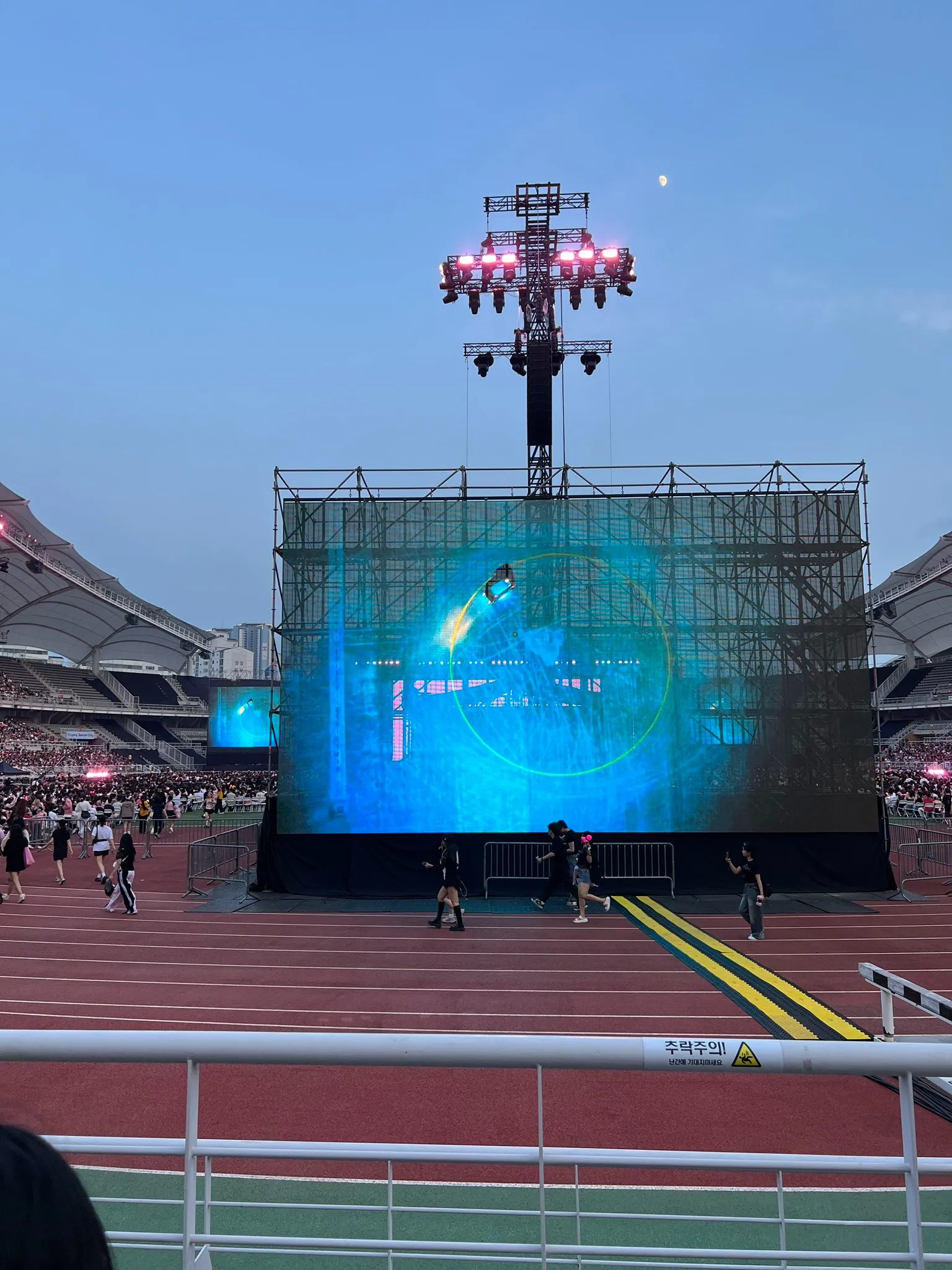 Cuộc tranh luận xung quanh tour diễn của BLACKPINK - Ảnh 2.