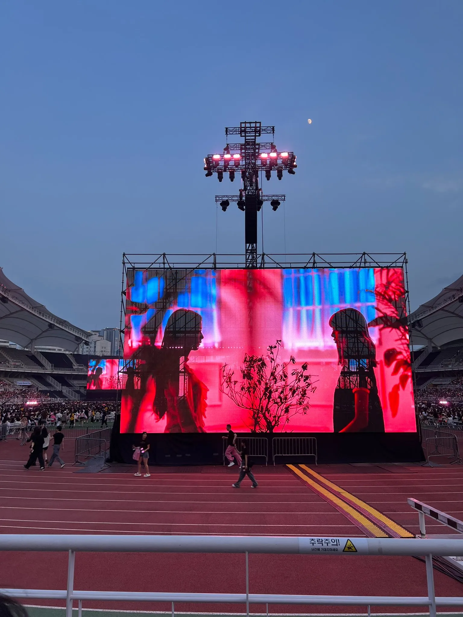 Cuộc tranh luận xung quanh tour diễn của BLACKPINK - Ảnh 1.