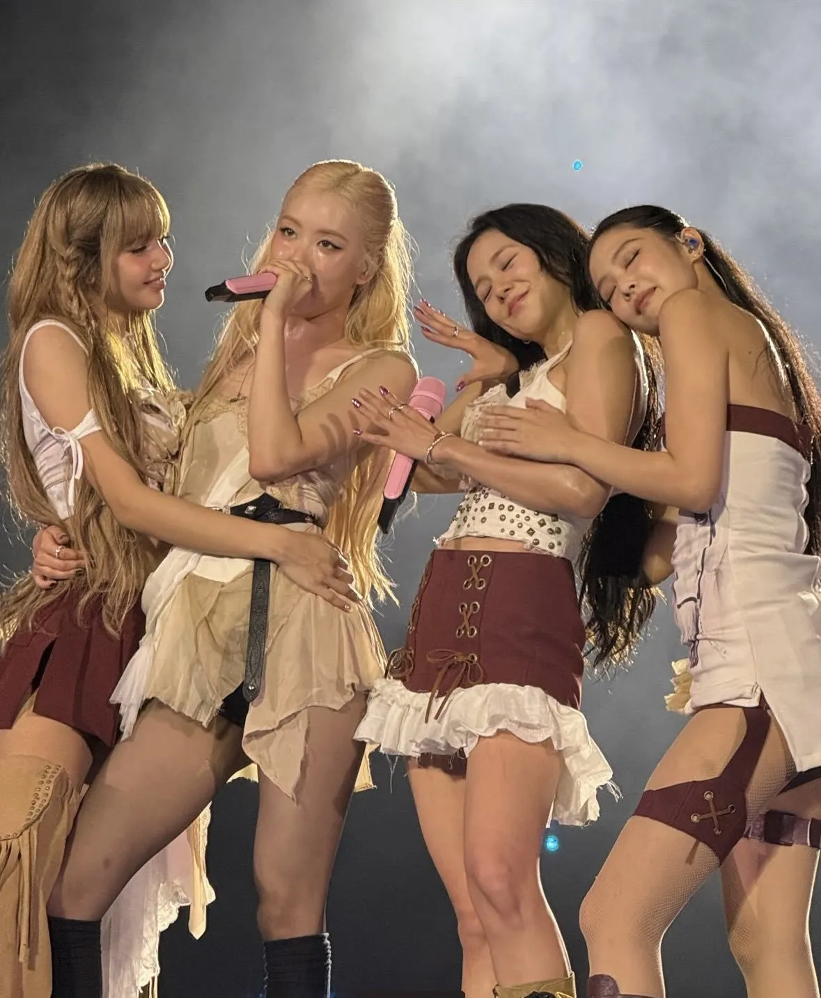 Cuộc tranh luận xung quanh tour diễn của BLACKPINK - Ảnh 9.