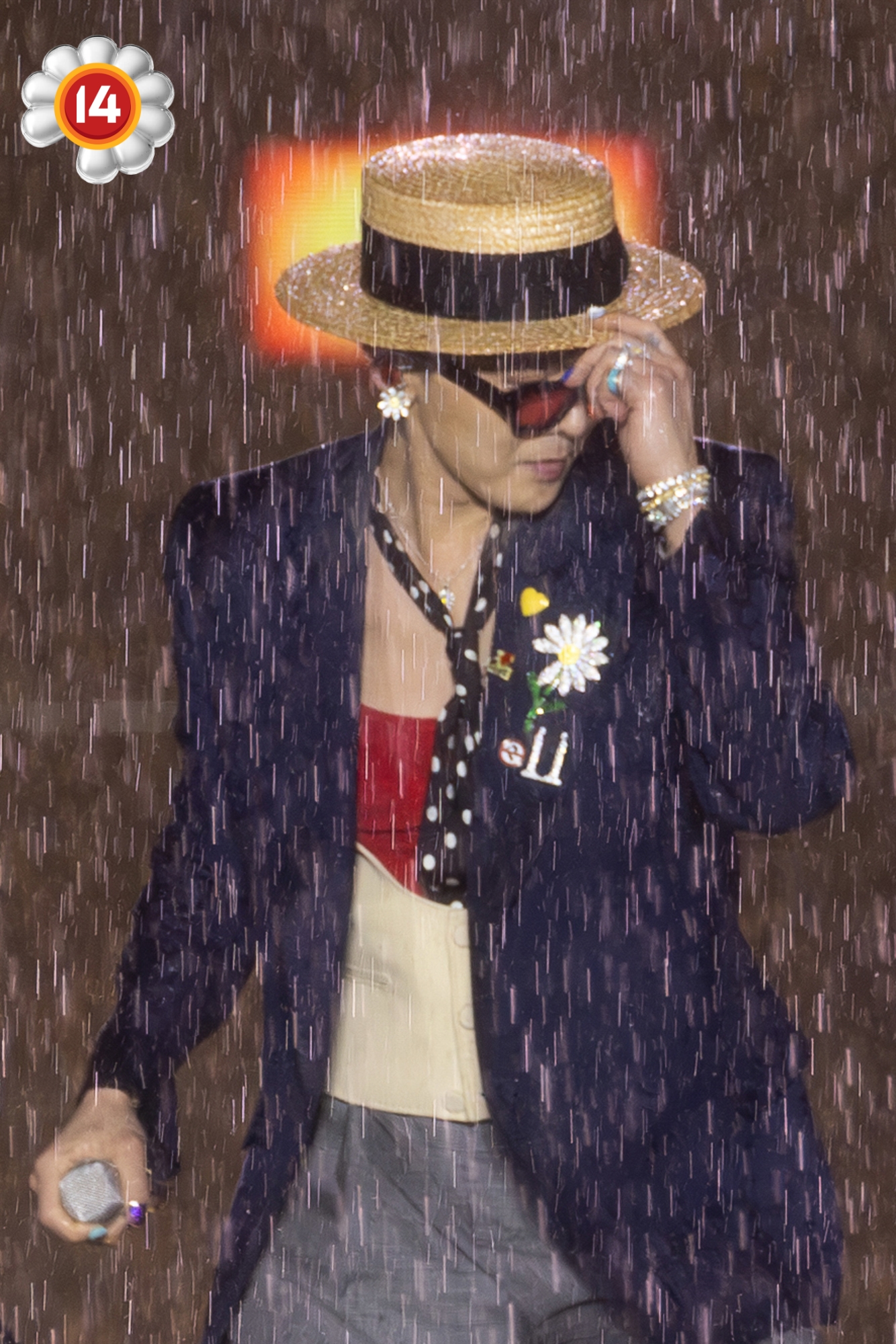G-Dragon biểu diễn dưới mưa