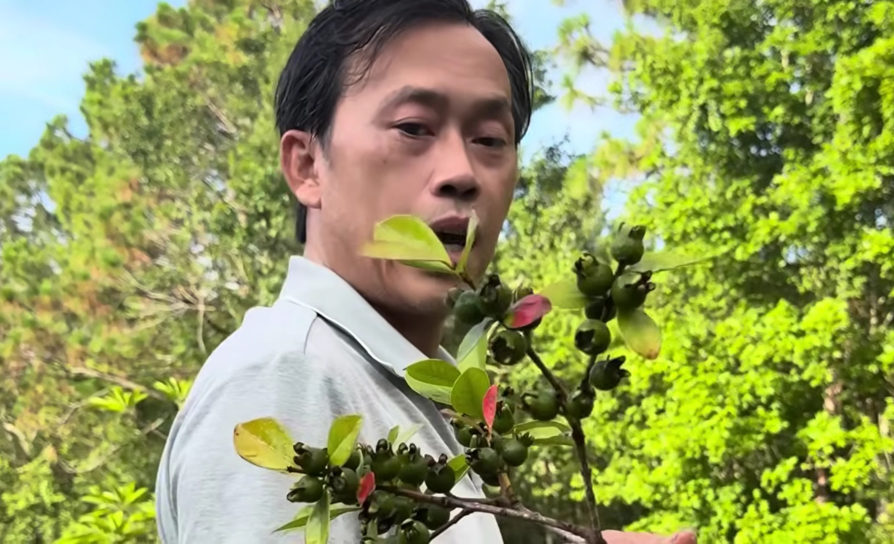 Nghệ sĩ Hoài Linh Khám Phá Vườn Biệt Thự Tại Mỹ, Em Trai Bất Ngờ: "Giống Như Ở Việt Nam"- Ảnh 1.