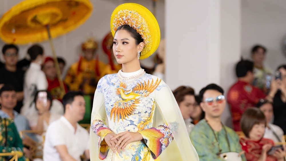 Hoa hậu Phương Linh catwalk tại Lễ hội di sản áo dài