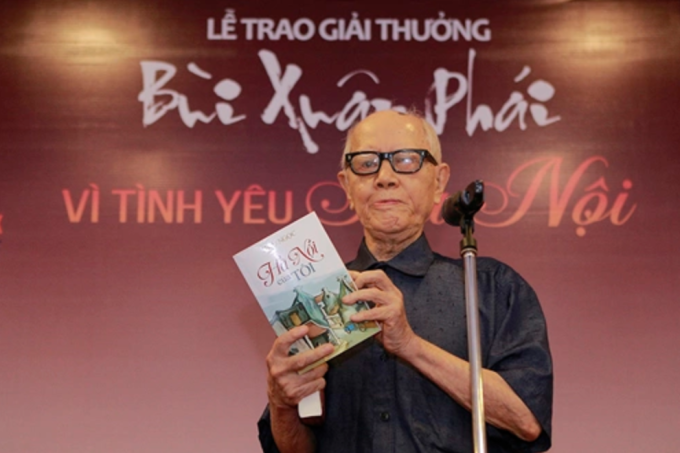 Nhà văn hóa Hữu Ngọc nhận Giải thưởng Lớn nhờ những công trình nghiên cứu đồ sộ về Hà Nội, tại lễ trao giải Bùi Xuân Phái - Vì tình yêu Hà Nội năm 2017. Ảnh: Hà Thu.