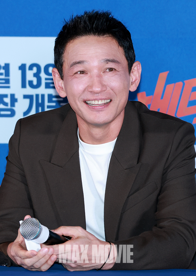 Tài tử Hwang Jung Min trong buổi ra mắt phim Veteran 2, đóng cùng Jung Hae In.