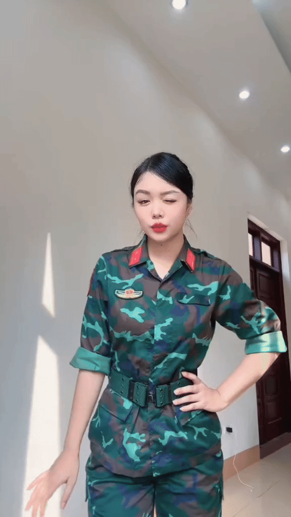 Trung úy Ngô Lâm Phương gây sốt mạng xã hội quốc tế - Ảnh 1.