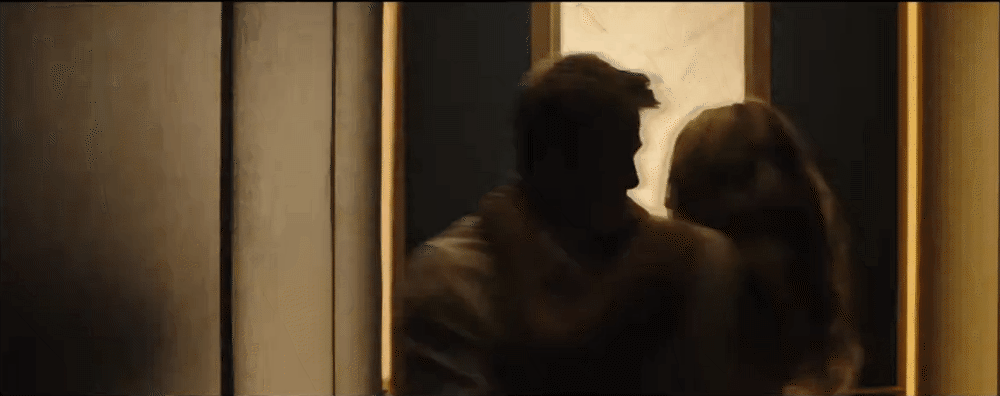 Nụ hôn nóng bỏng của Brad Pitt trong MV Rosé