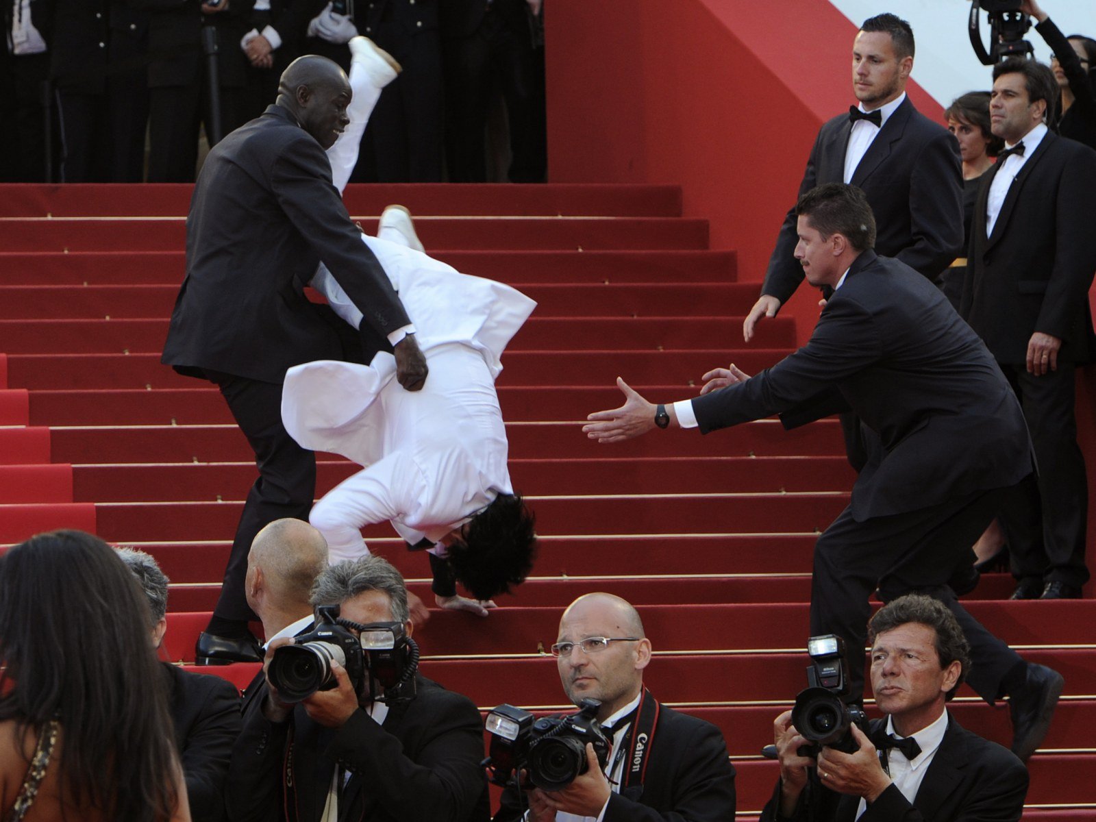 Jason Derulo ngã nhào tại Met Gala 2025