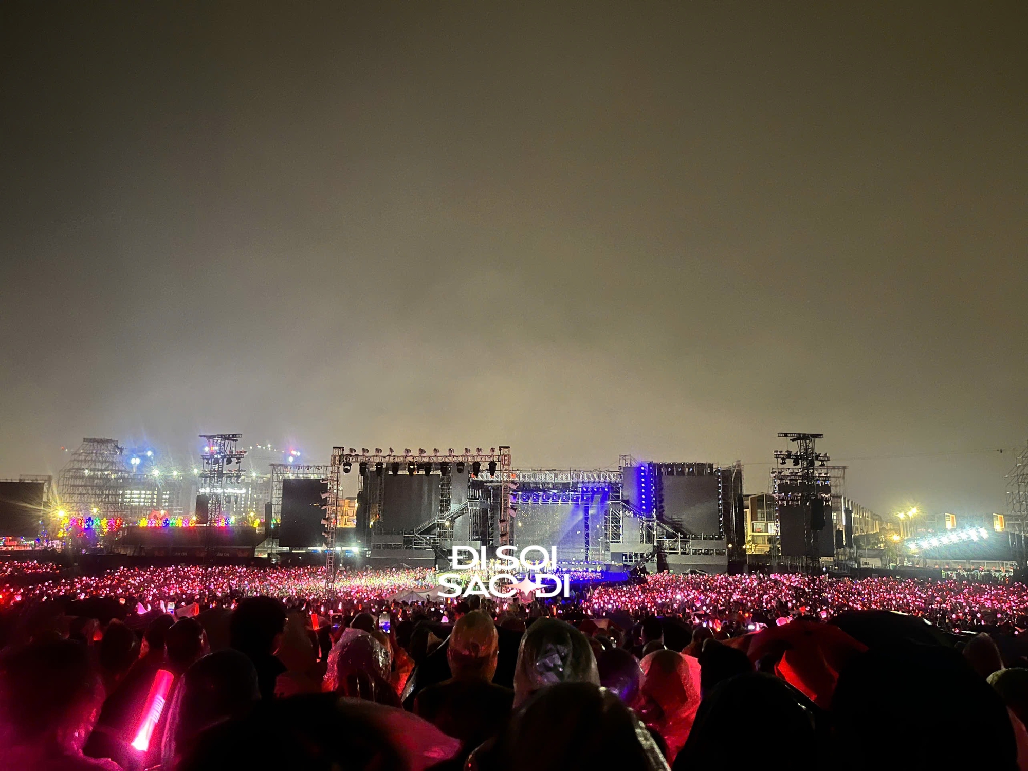 Concert Anh Trai Vượt Ngàn Chông Gai gặp khó khăn giữa chừng, mưa lớn kèm sấm sét khiến toàn bộ hệ thống âm thanh - ánh sáng tê liệt- Ảnh 7.