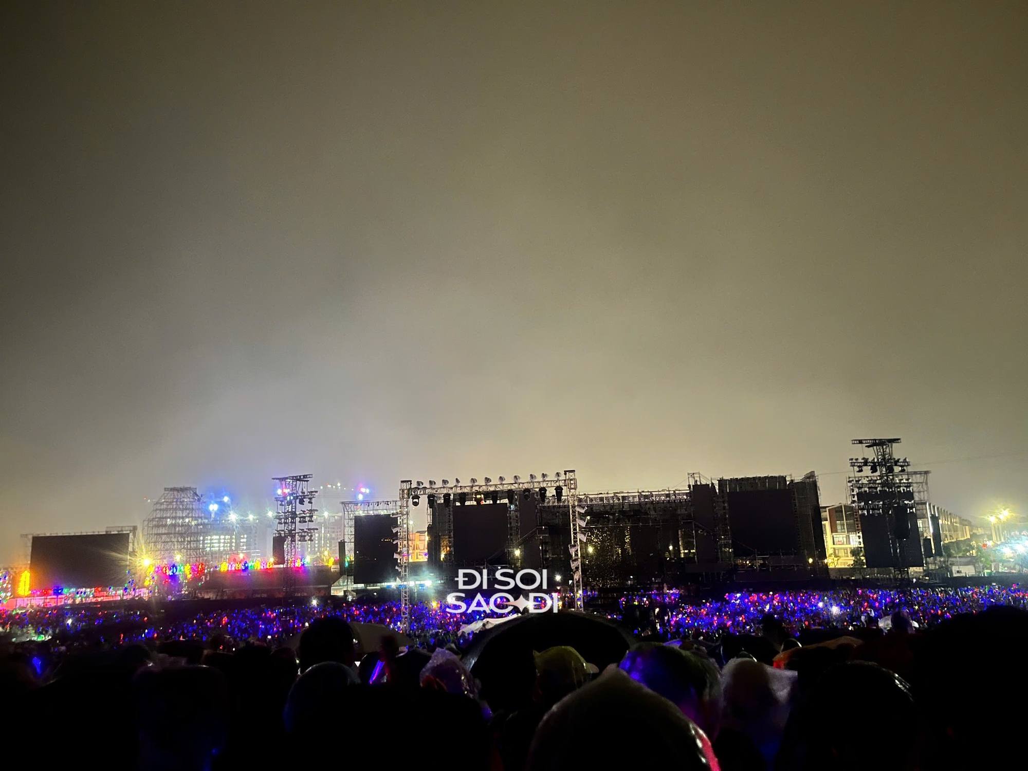 Concert Anh Trai Vượt Ngàn Chông Gai gặp khó khăn giữa chừng, mưa lớn kèm sấm sét khiến toàn bộ hệ thống âm thanh - ánh sáng tê liệt- Ảnh 5.