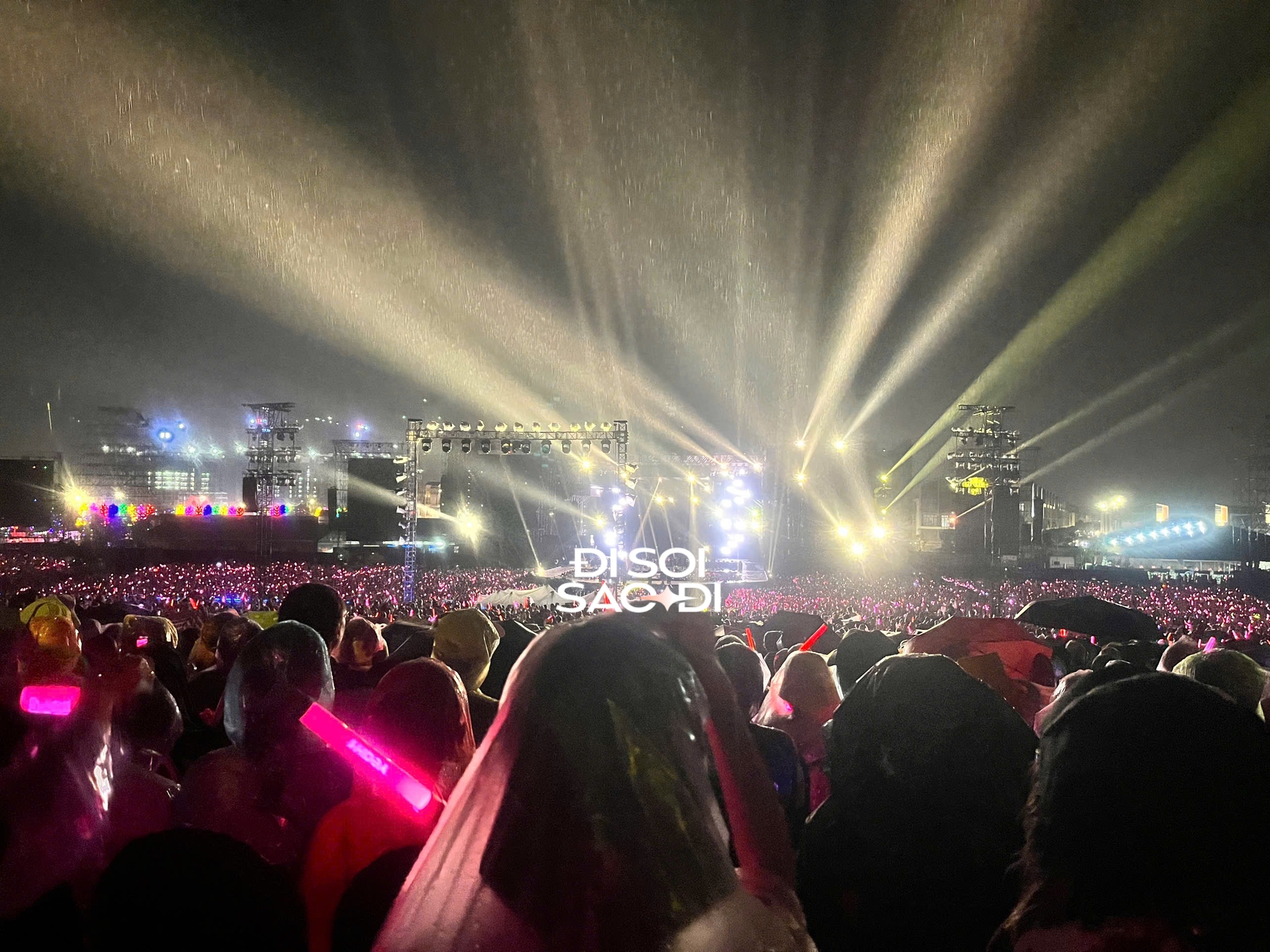 Cảnh tượng sấm sét tại concert Chông Gai