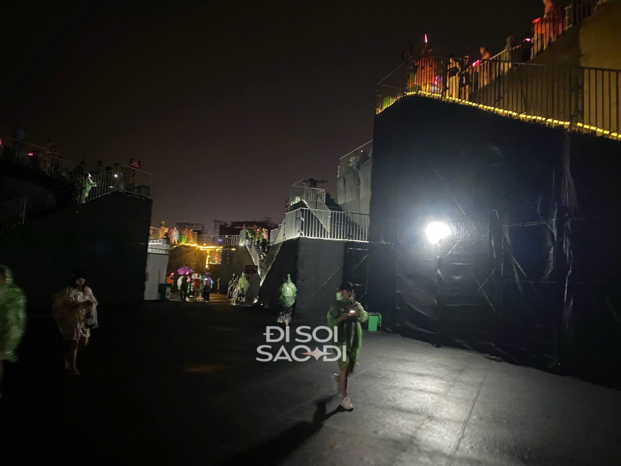 Concert Anh Trai Vượt Ngàn Chông Gai gặp khó khăn giữa chừng, mưa lớn kèm sấm sét khiến toàn bộ hệ thống âm thanh - ánh sáng tê liệt- Ảnh 10.