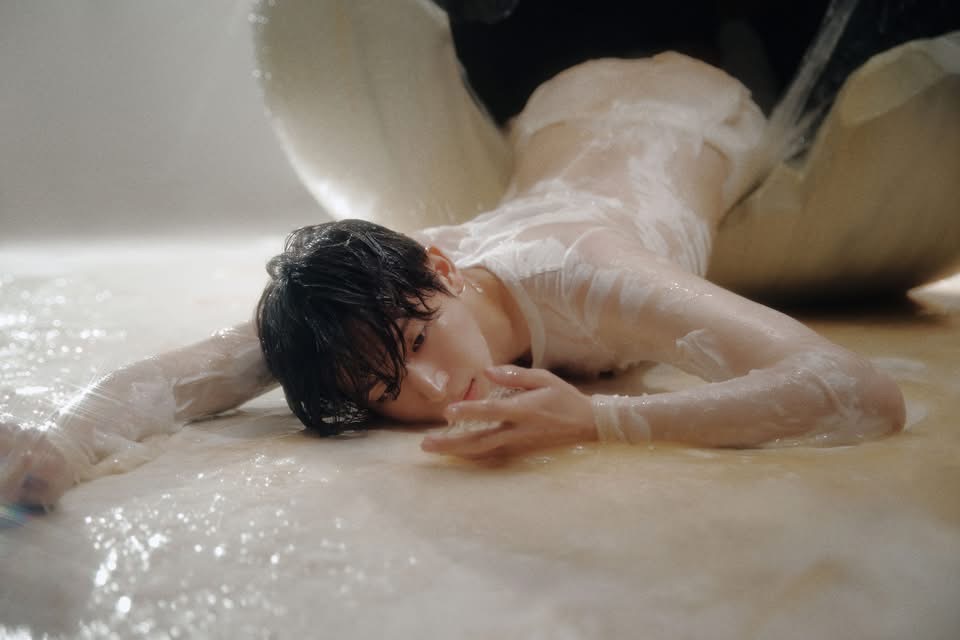 Bức ảnh gây sốc của nhóm nhạc nam Kpop khiến cư dân mạng xôn xao