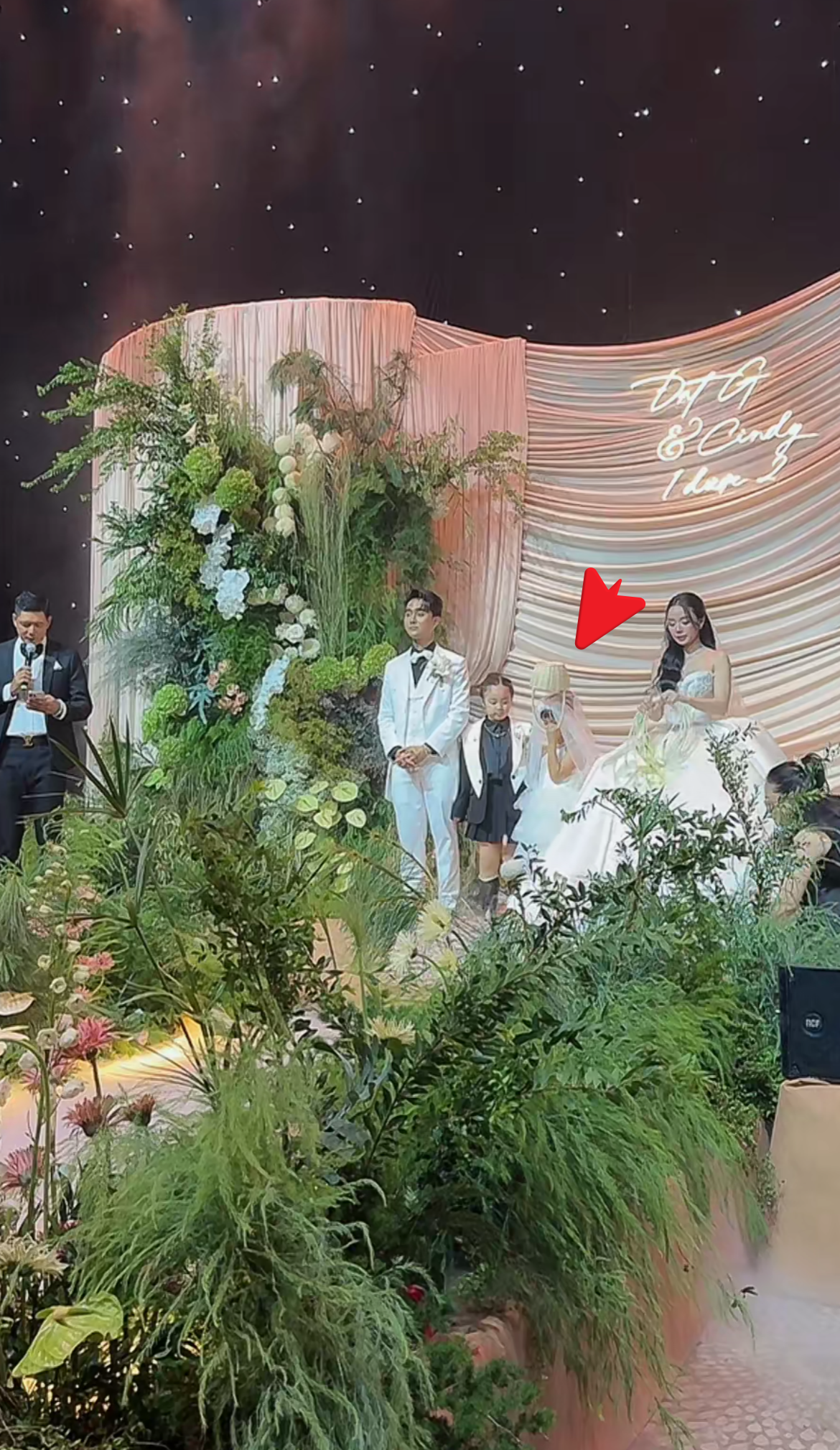 Hành động đáng yêu của con gái Cindy Lư trong ngày cưới khiến mọi người bật cười - Ảnh 1.