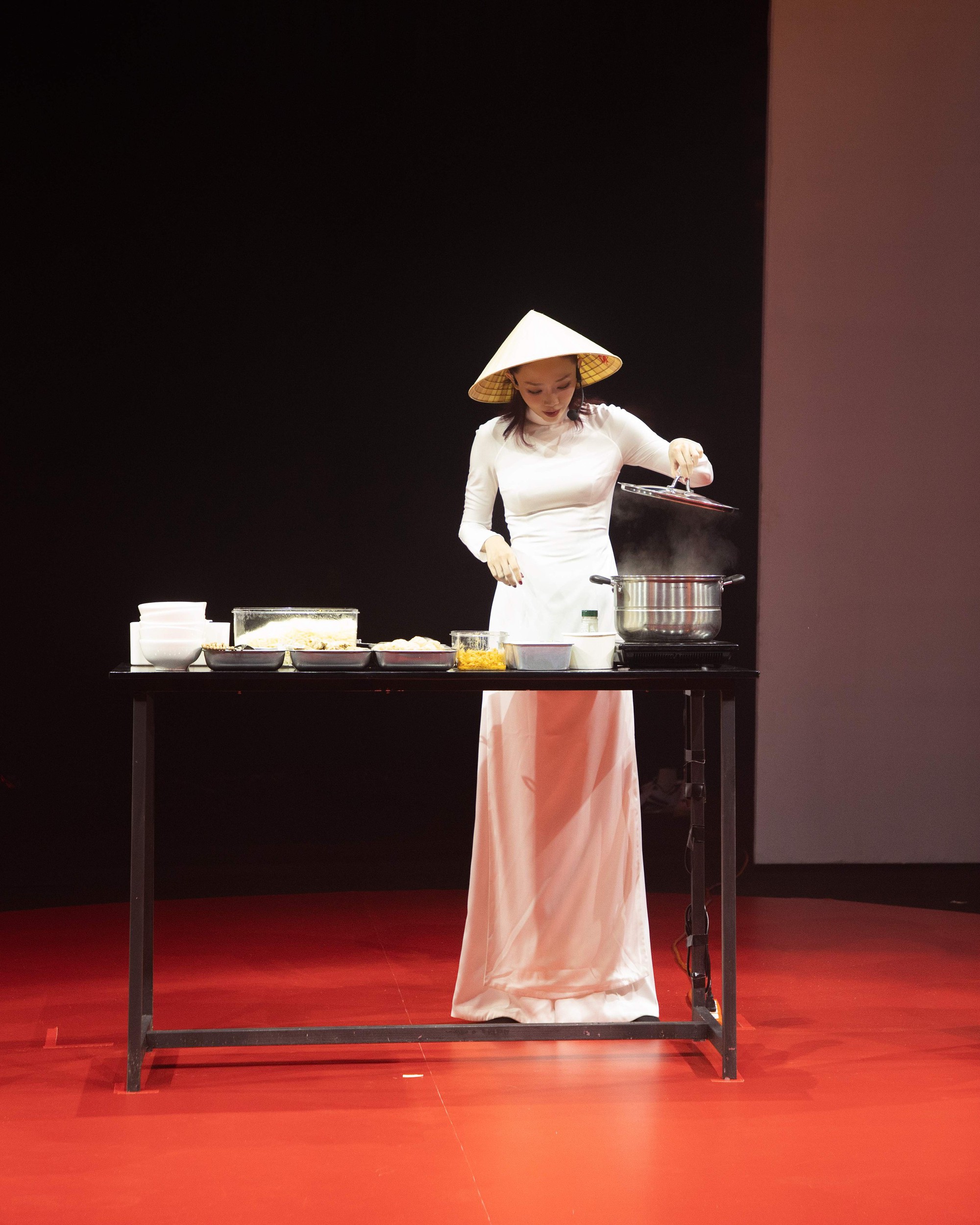 Tóc Tiên nấu bánh canh cho fan - Ảnh 4.