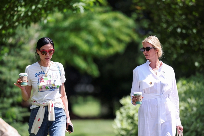 Ivanka Trump và Đặng Văn Địch đi dạo trong khu nghỉ