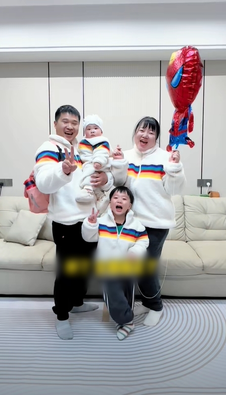 Cô bé 3 tuổi biến khoảnh khắc căng thẳng thành tiếng cười - Ảnh 3.