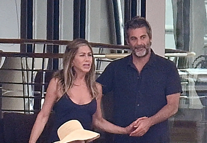 Jim Curtis và Jennifer Aniston trên du thuyền