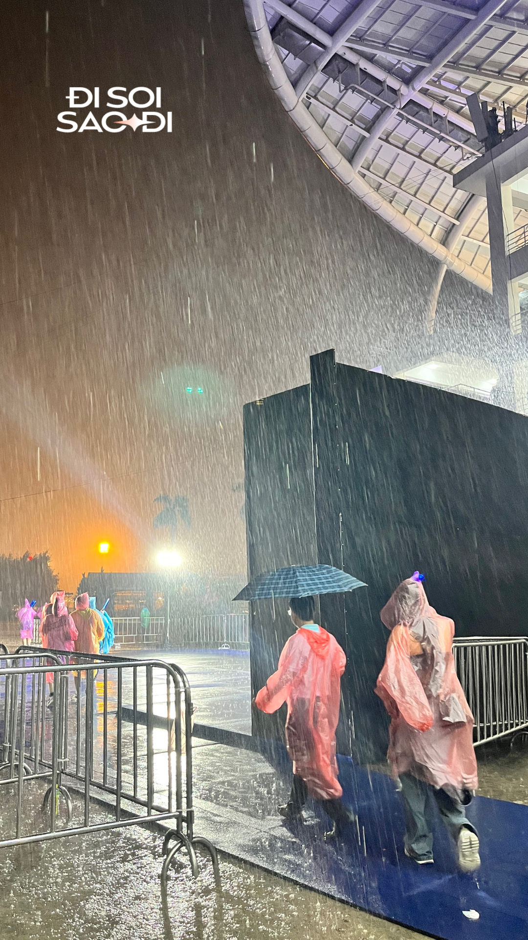 Khán giả trú mưa tại concert