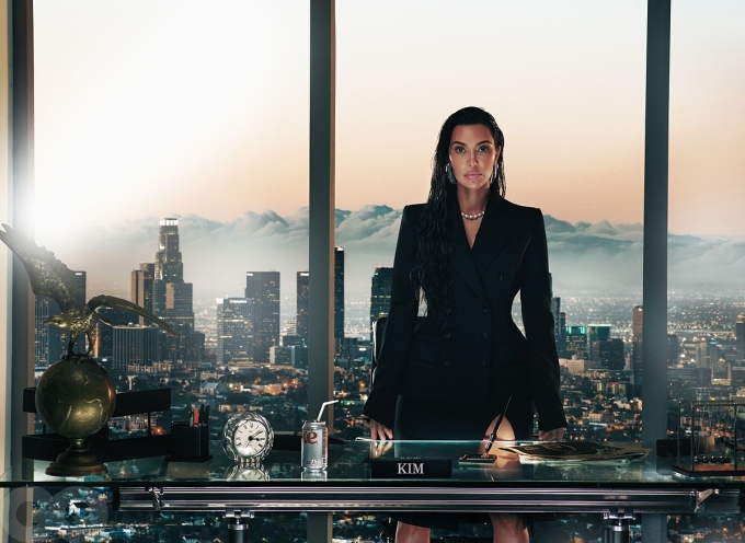 Kim Kardashian trên tạp chí thời trang năm 2023.