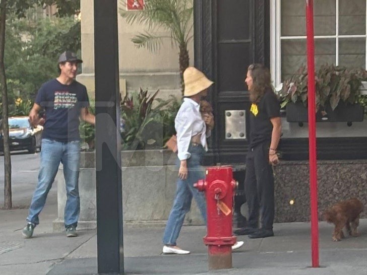 Katy Perry và cựu Thủ tướng Canada - Justin Trudeau - bị bắt gặp đi dạo phố với nhau