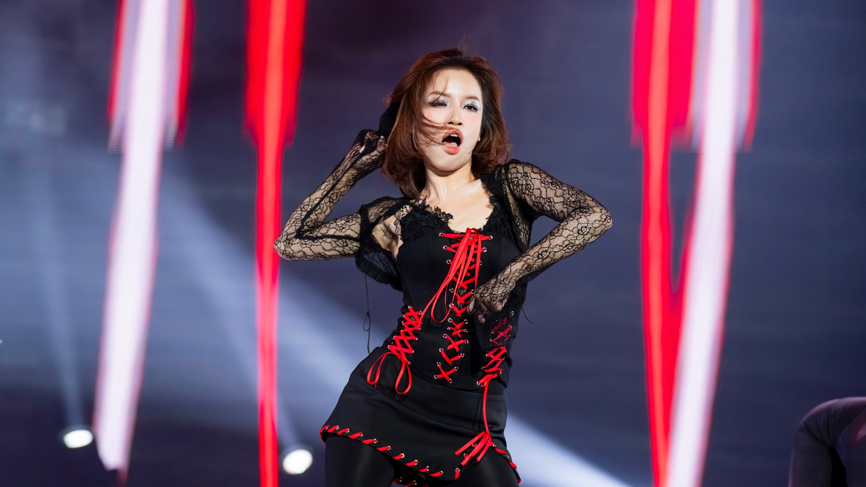 Lâm Bảo Ngọc thể hiện vũ đạo tại Em xinh say hi