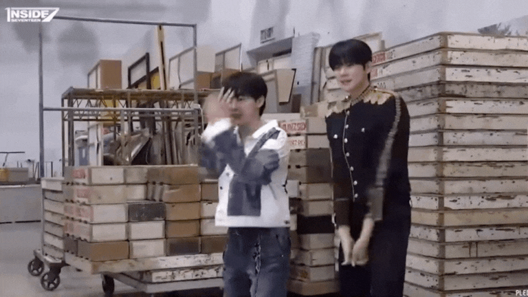 Seungkwan và Moon Sang Min trong video dance challenge.