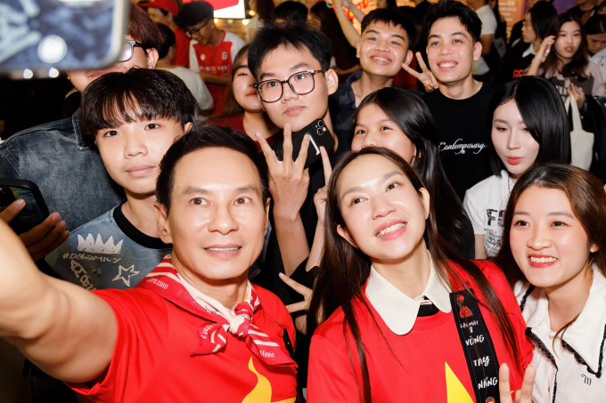 Vợ chồng Lý Hải - Minh Hà giao lưu cùng khán giả dịp 30/4 khi đi cine-tour Lật mặt 8 ở TP HCM. Ảnh: Lê Tuấn