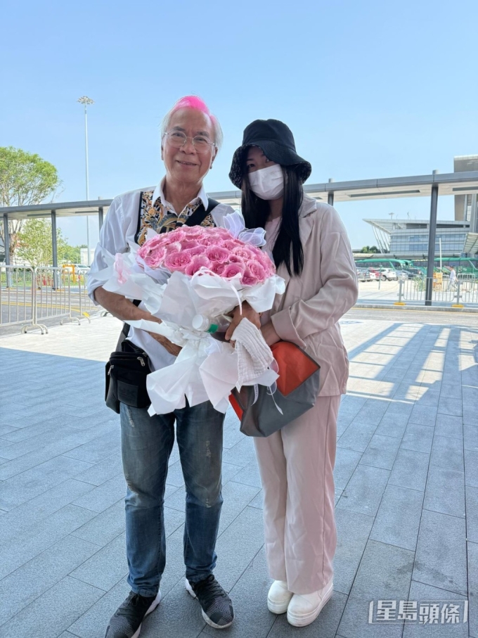 Ông Lý Long Cơ đón người yêu về nhà.