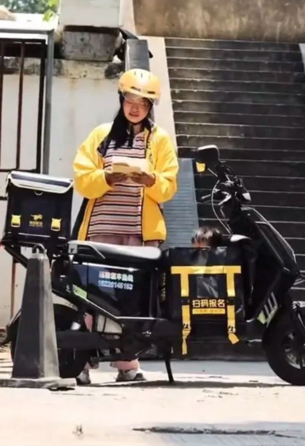 Nỗi lòng người mẹ đưa con gái mắc bệnh ung thư đi giao hàng dưới cái nắng 40 độ C - Ảnh 1.