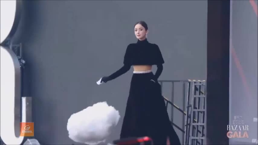 Na Tra mang mây trắng lên thảm đỏ
