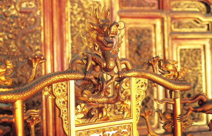 Hình rồng trên bảo tọa.
