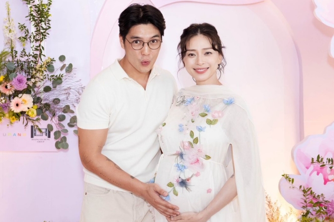 Vợ chồng Ngô Thanh Vân trong tiệc baby shower ở TP HCM cuối tháng 6.