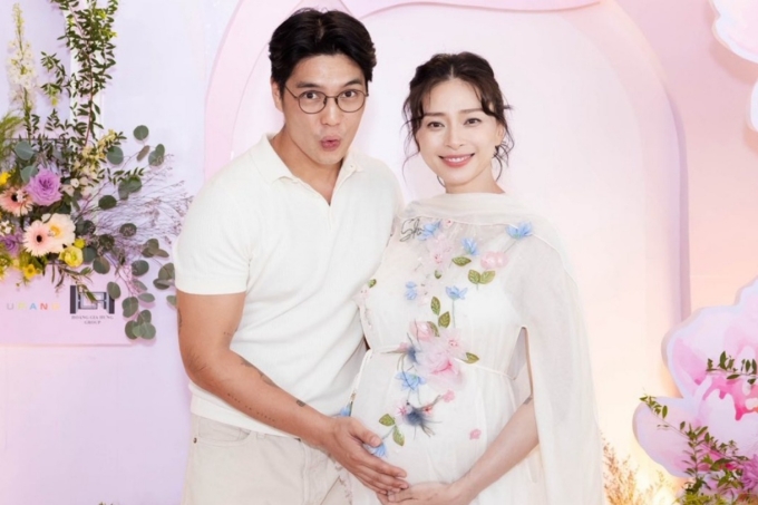 Vợ chồng Ngô Thanh Vân trong tiệc baby shower ở TP HCM cuối tháng 6.