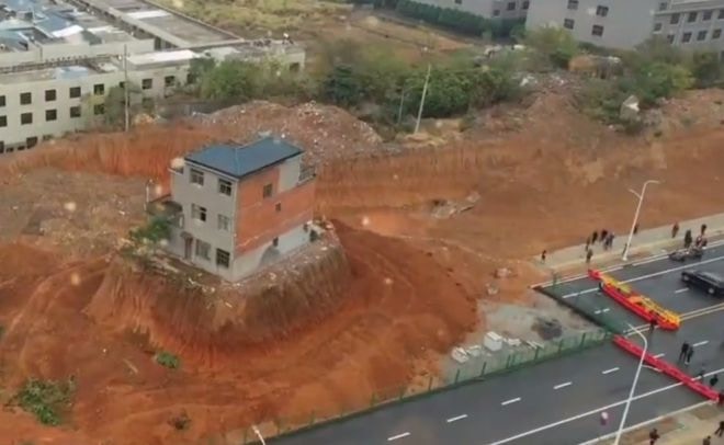 Chủ sở hữu biệt thự 300m² kiên quyết không rời đi dù được đề nghị bồi thường 3 căn hộ, khẳng định: “Chưa được bồi thường hợp lý thì chưa chuyển đi” - Ảnh 1.