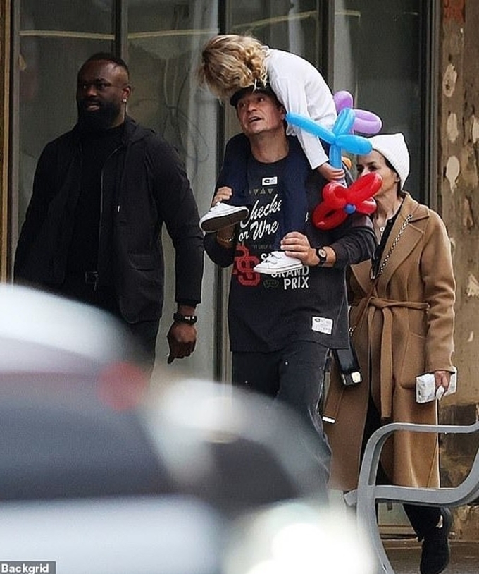 Orlando Bloom và con gái tại Perth (Australia) hôm 22/6.