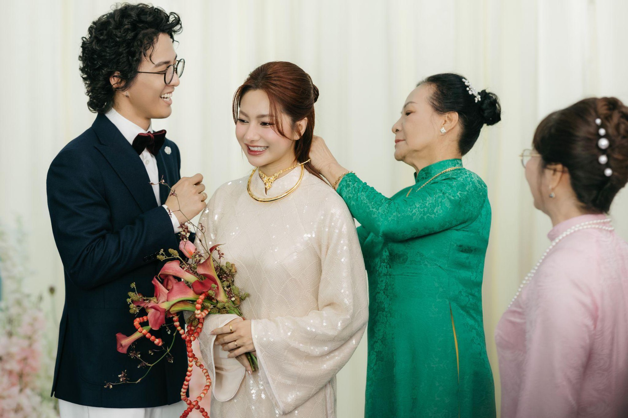 Chuyện tình đẹp của Diệp Lê và Danny: Lễ gia tiên đầy cảm xúc - Ảnh 2.