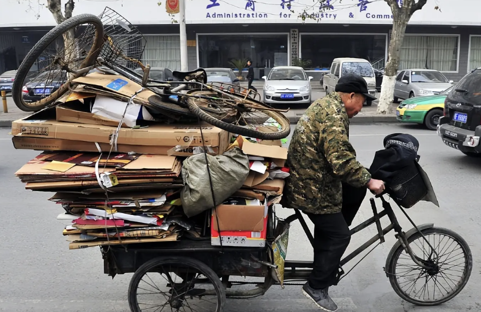 Người chú nhặt phế liệu và bài học về sự đánh giá con người - Ảnh 1.