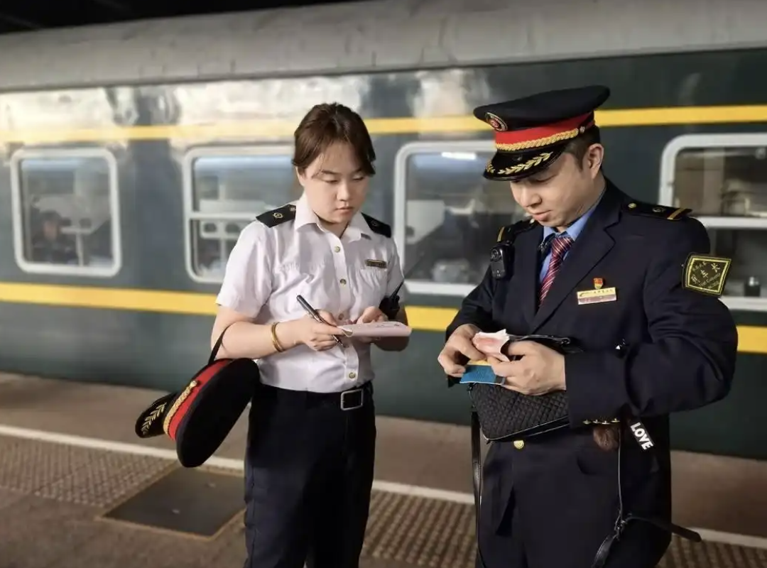Khám Phá Túi Đen Chứa Vàng và Trang Sức Bị Bỏ Quên Trên Tàu - Ảnh 3.