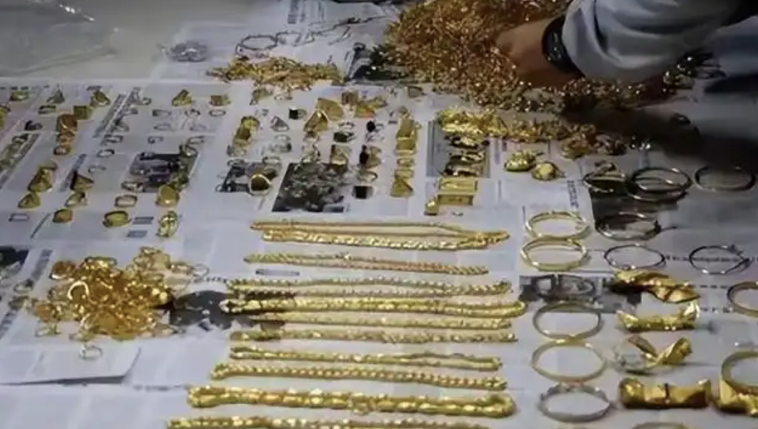 Cặp vợ chồng thu gom phế liệu bất ngờ phát hiện 6kg vàng, hành động gây bất ngờ sau đó- Ảnh 1.